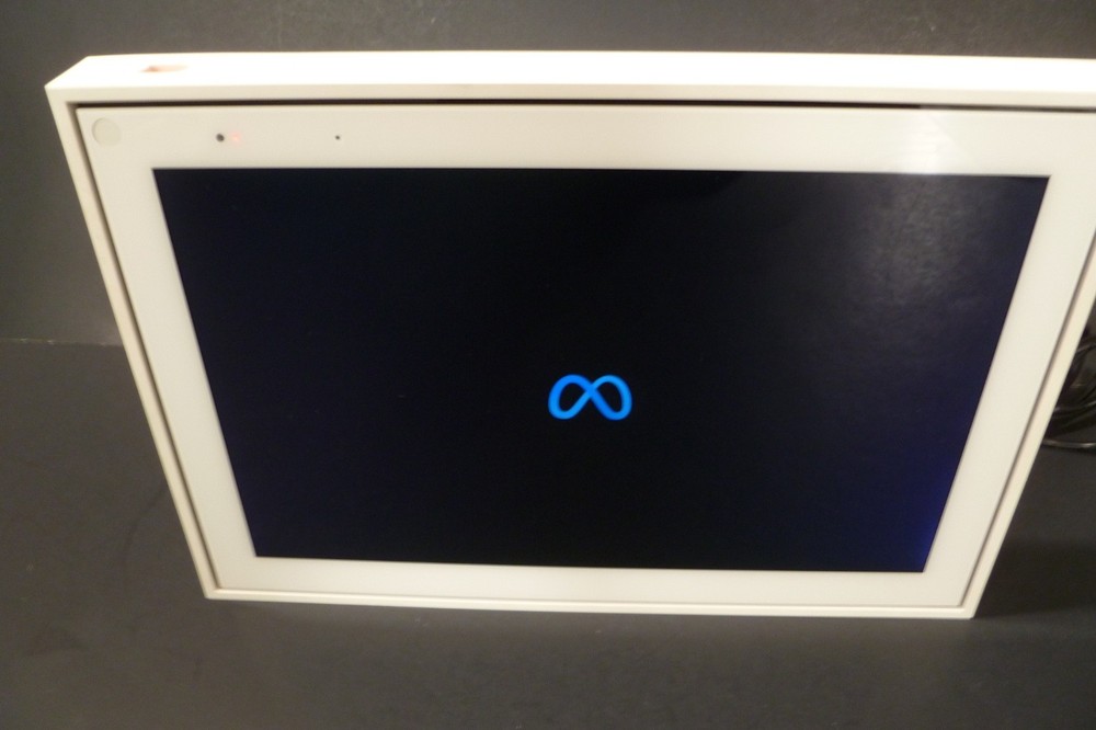 Facebook Portal Mini White- Smart Video Calling 8” Touch Screen Display / Works