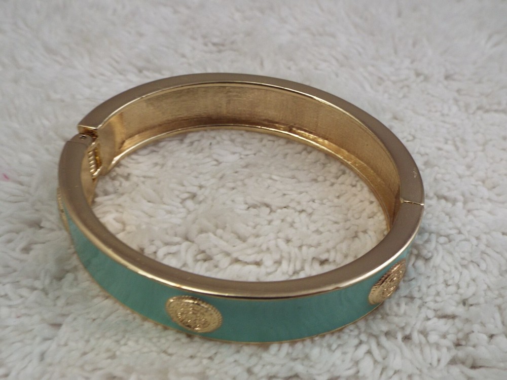 Goldtone Seafoam Hinged Bangle Bracelet (B64)