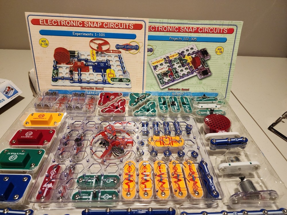 Electronic Snap Circuits 750, 300, 100 Experiment Kits - Incomplete