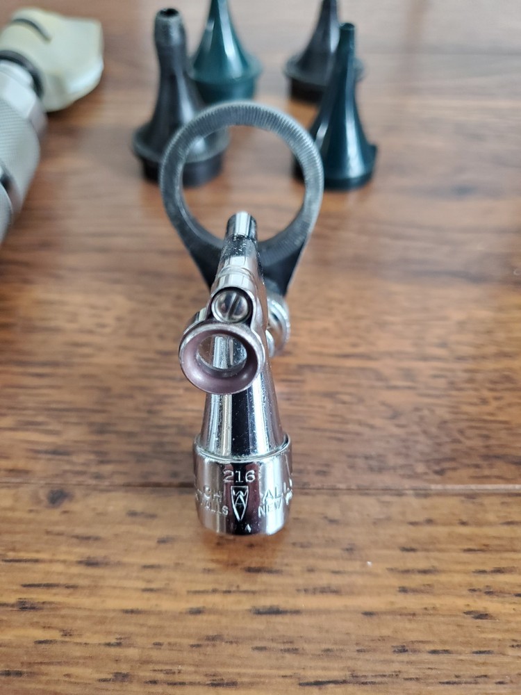 Welch Allyn Pneumatic Otoscope 707 Plugin Handle - Needs Battery