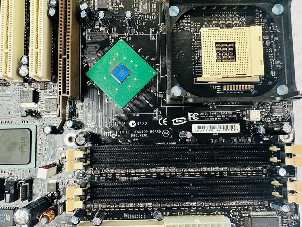 Intel D865PERL E210882 Desktop Board