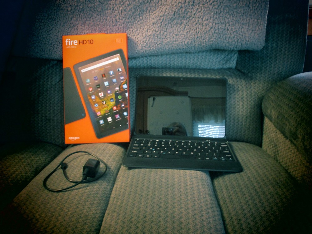 Fire HD 10 11th Generation Tablet Bundle with attached bluetooth keyboard/case