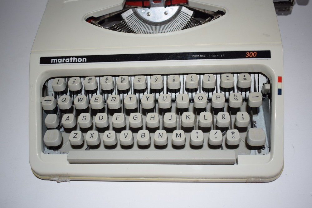 MARATHON 300 PORTABLE TYPEWRITER (HME25)