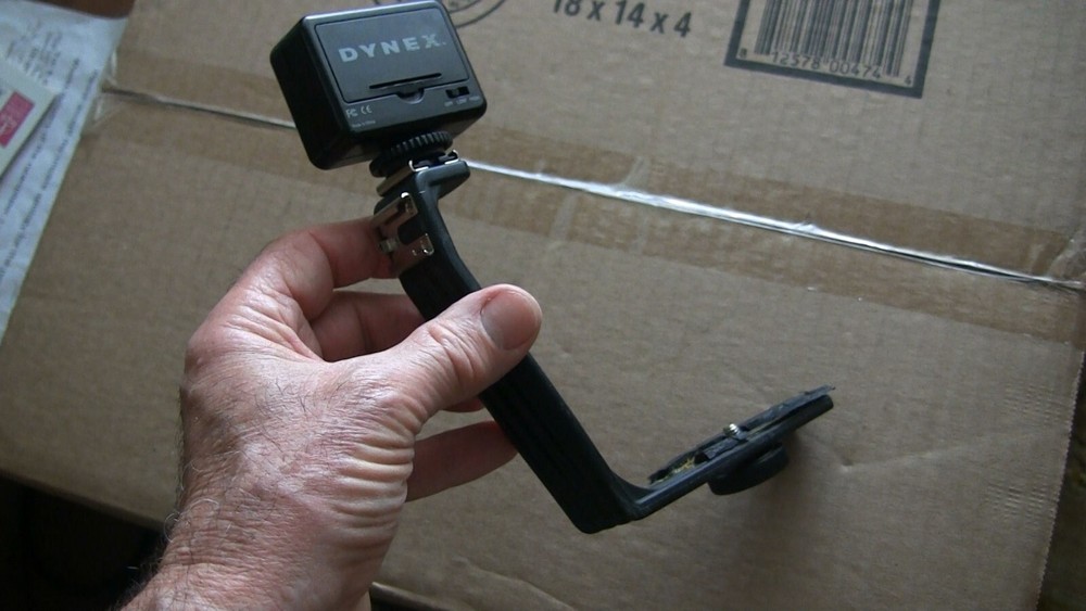 Dynex DX-VIDLT LED Video Light and mounting bracket