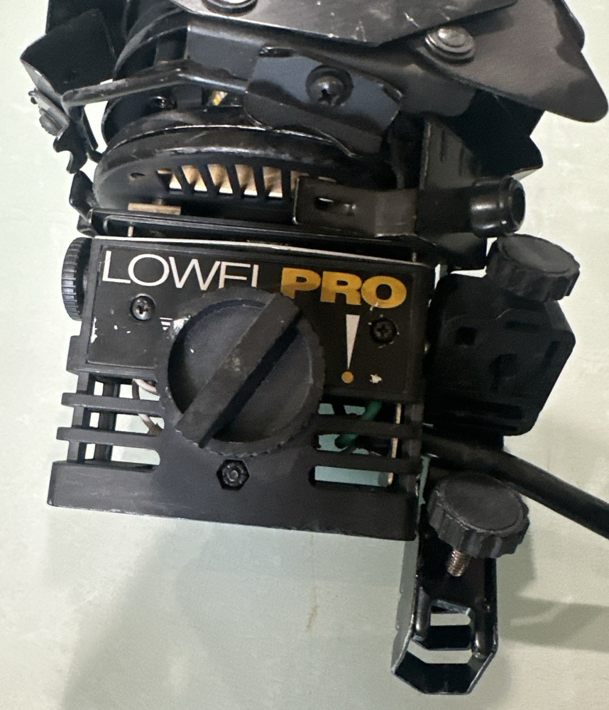 Lowel pro light w barn doors Need Bulbs!