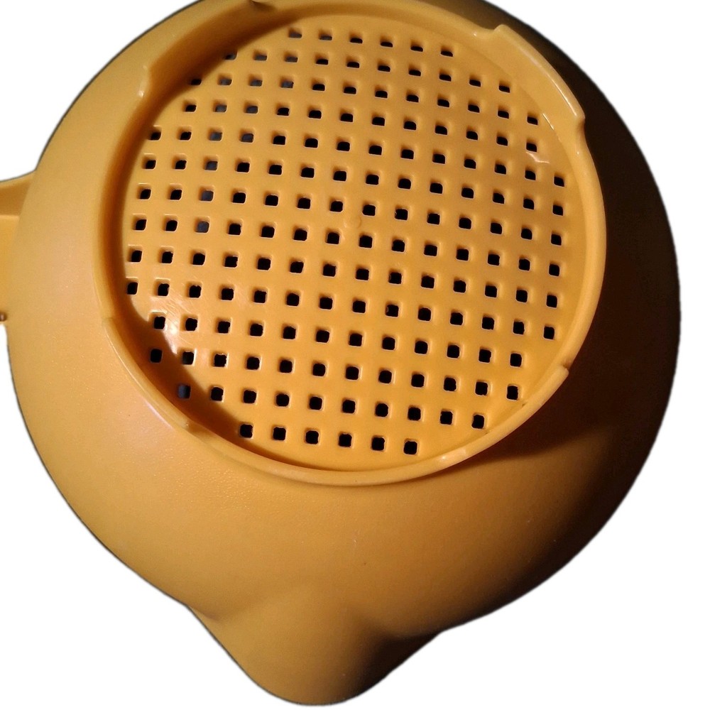 TUPPERWARE Colander Strainer 1 Quart Yellow-Double Spouts #1200-7