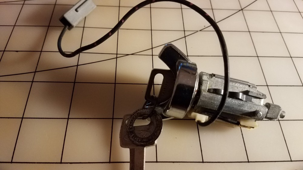 Ford 609485 Ignition Lock. Small key. OEM from Briggs and Stratton. NOS. 2 keys.