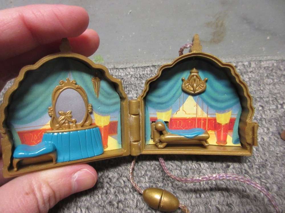 Mattel Disney Once Upon a Time Locket Aladdin