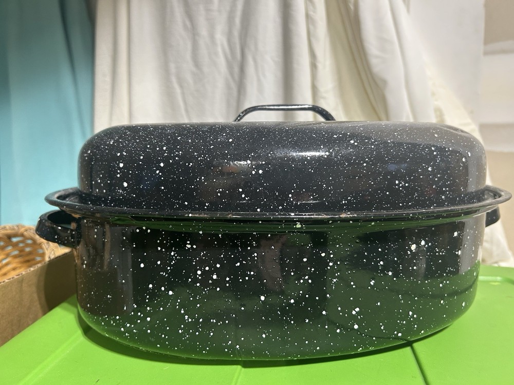 NICE Black & White speckled GRANITEWARE ENAMELWARE ROASTER
