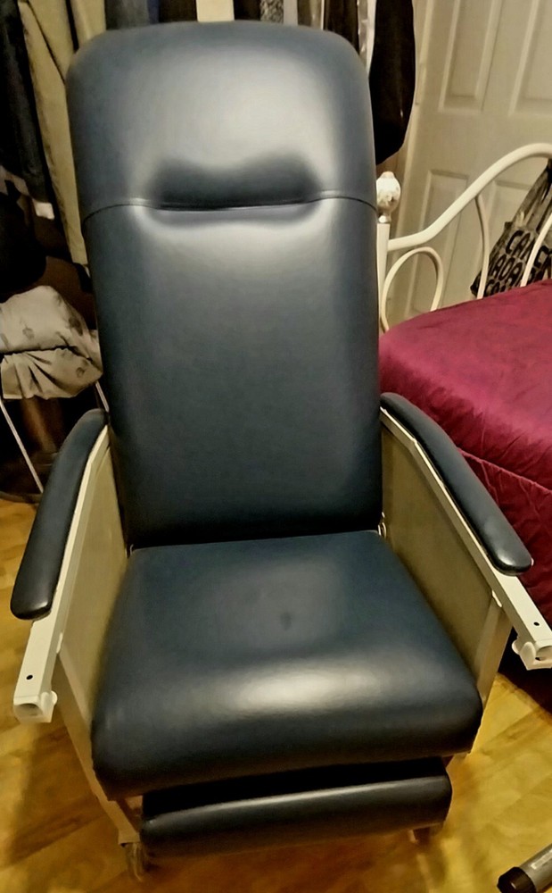 Reclining Medical Chairs (w/ Trays)