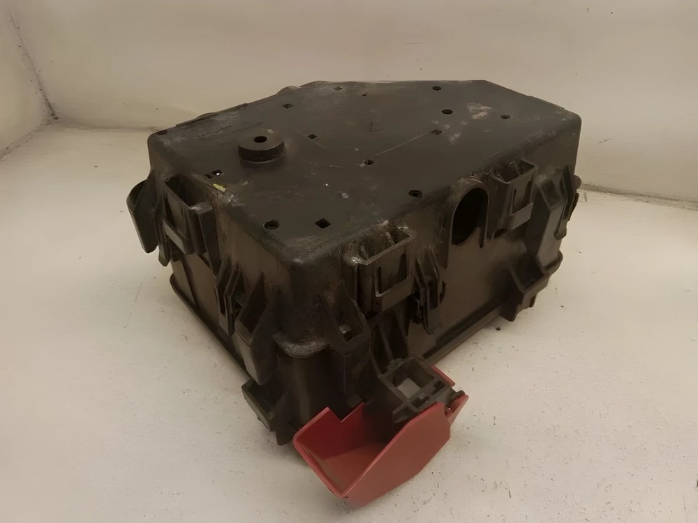 2013-2014 Chevrolet Traverse Engine Fuse Box Assembly OEM