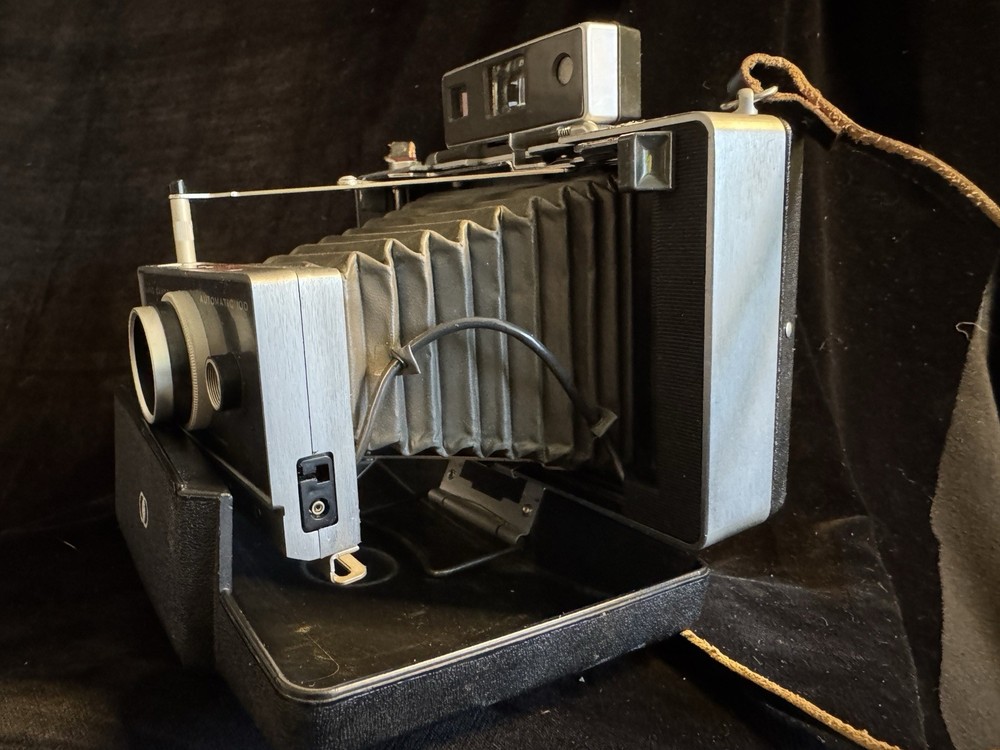 Vintage Polaroid Automatic 100 Land Camera w/ Carry Case & Flash (1966) Untested