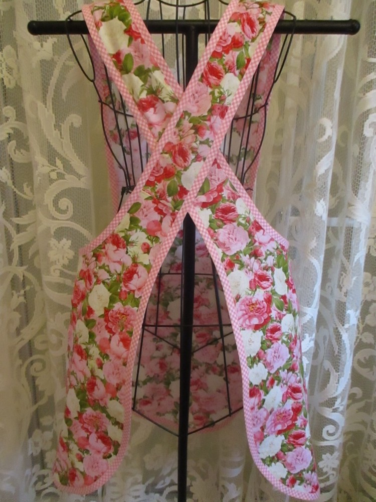 HANDMADE ROSES CRISS CROSS APRON SIZE LARGE