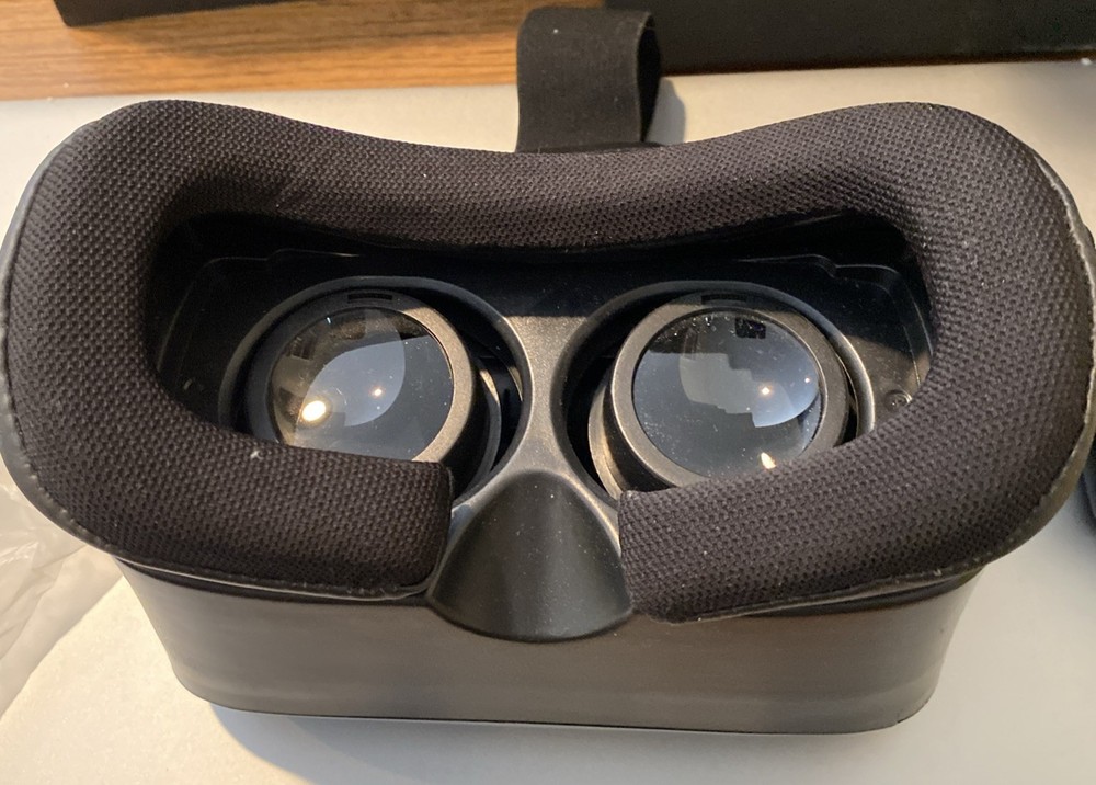 Hype Cynoculars Virtual Reality Headset/Remote for iPhone and Android Not Tested