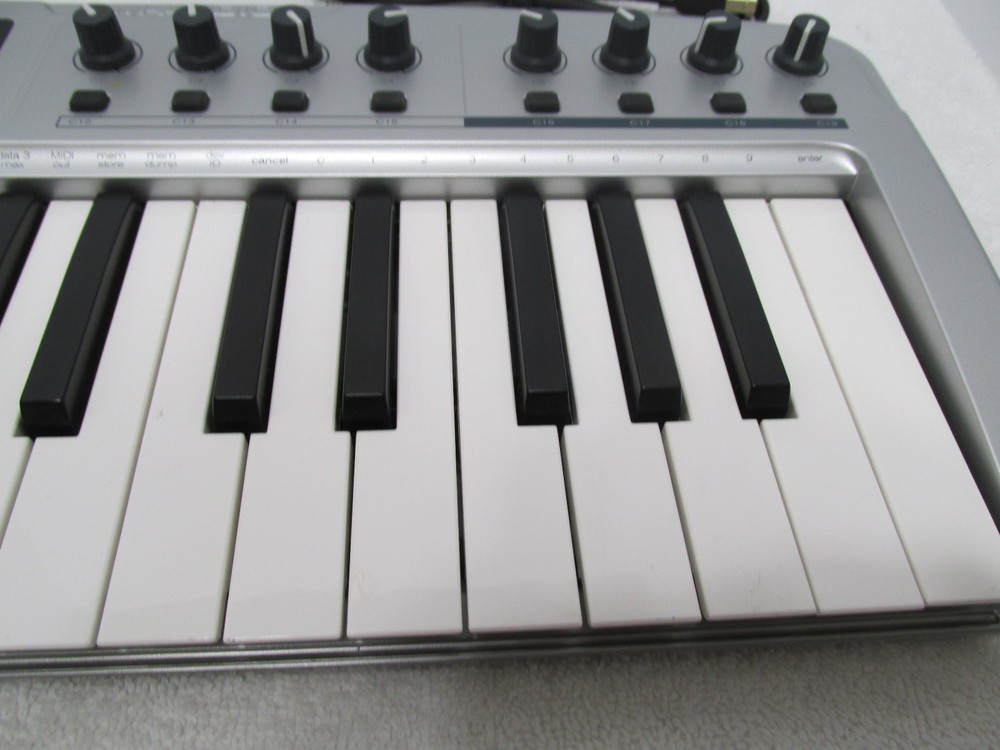 M-Audio KeyStudio 25 MIDI Controller keyboard with power and cables