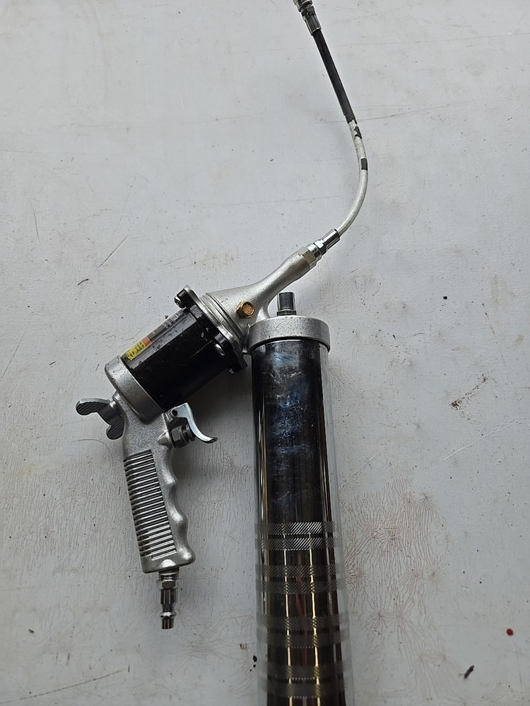 Air Grease Gun. By Central Pneumatic