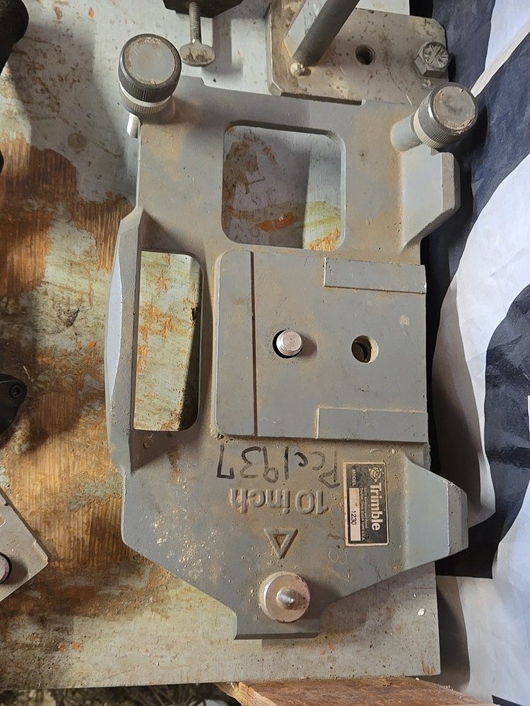 Spectra-Physics Trimble Model 1230 Components And Peripherals Mount + Stand