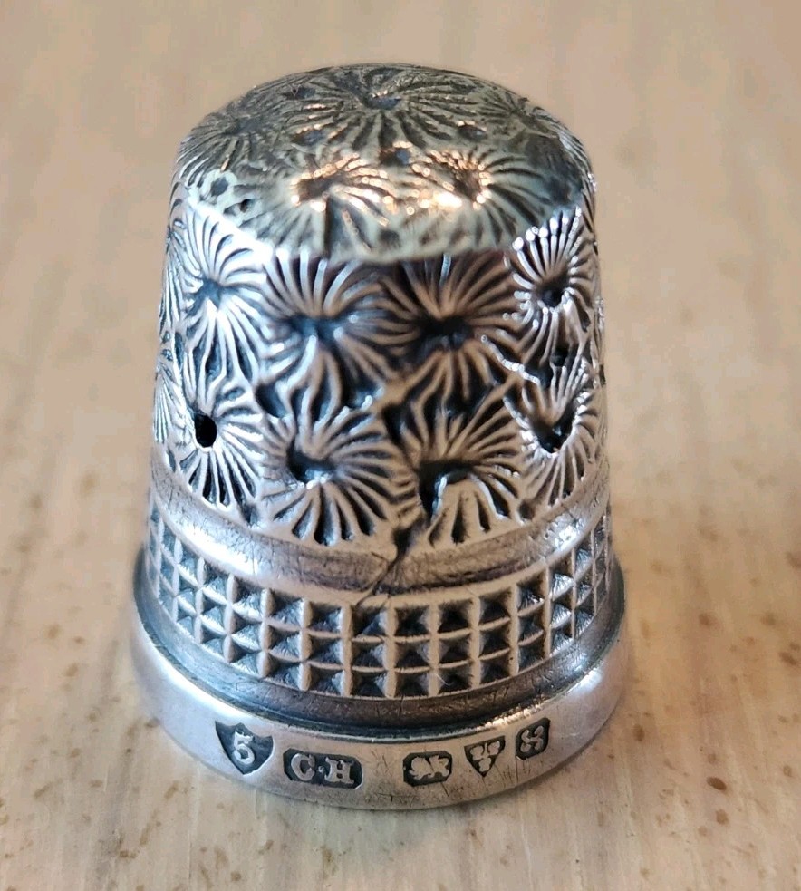 Charles Horner 1923 Chester Solid Sterling Silver Thimble Antique Daisy Diamond