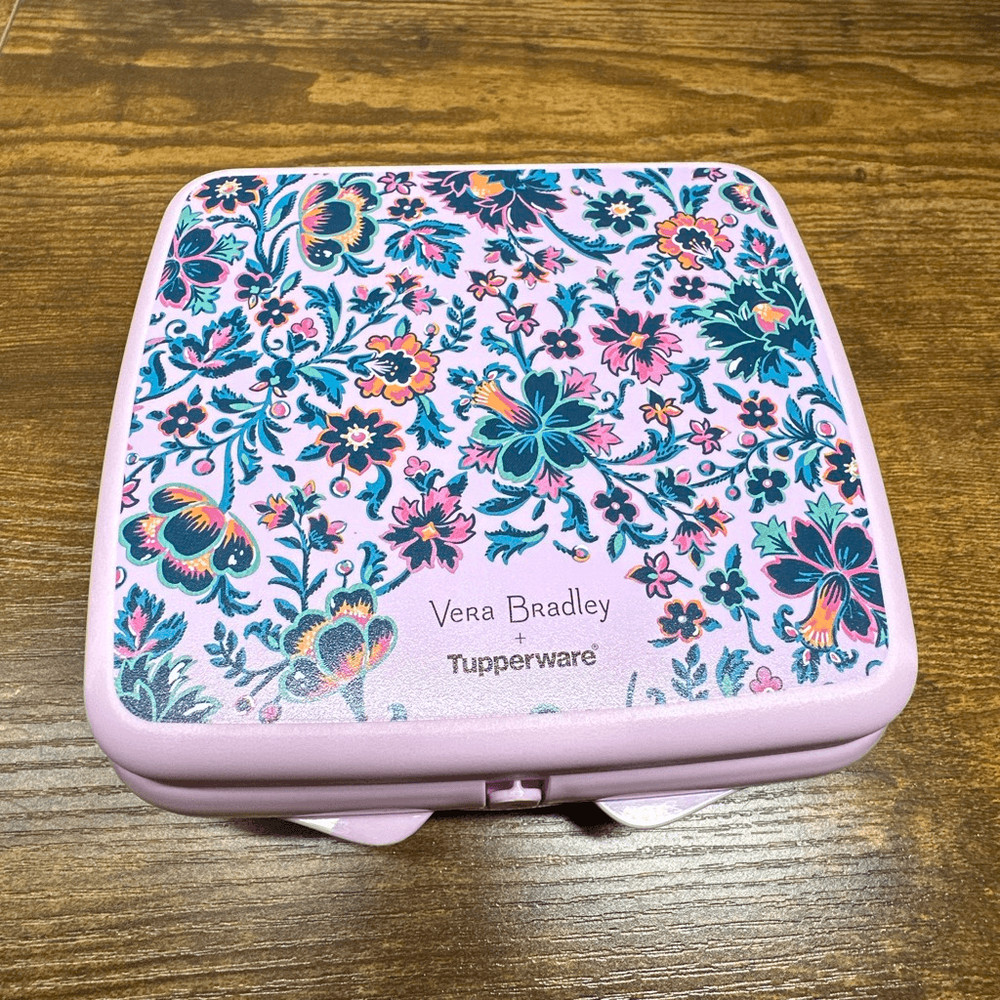 Vera Bradley Sandwich Keeper Pink Cloud Hinged Tupperware