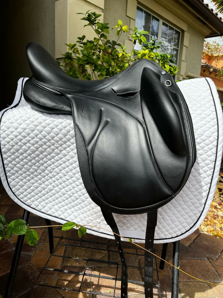 Devoucoux Dressage Saddle 17.5"
