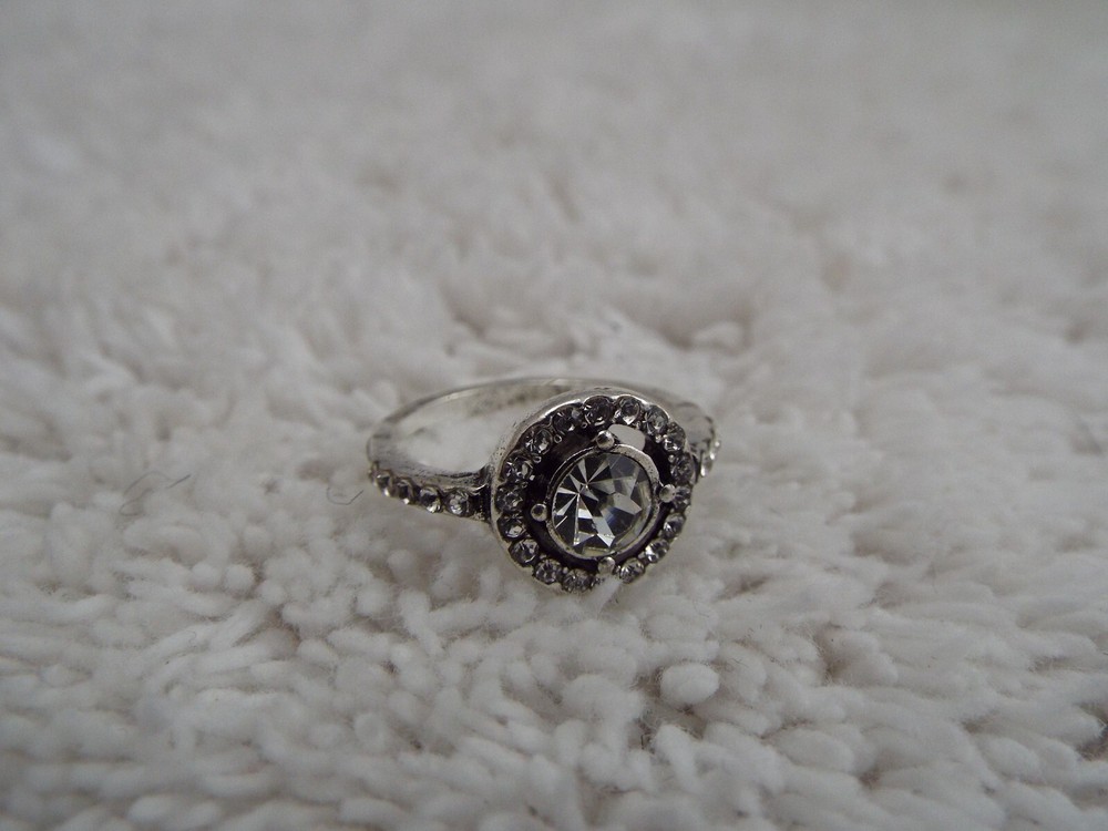 Silvertone Rhinestone Ring ~ Size 4.5 (J38)