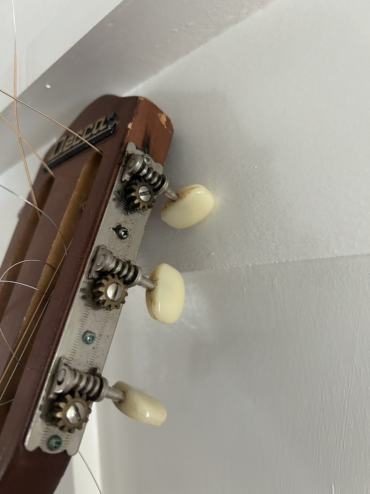 Decca Acoustic Guitar 124 New Strings