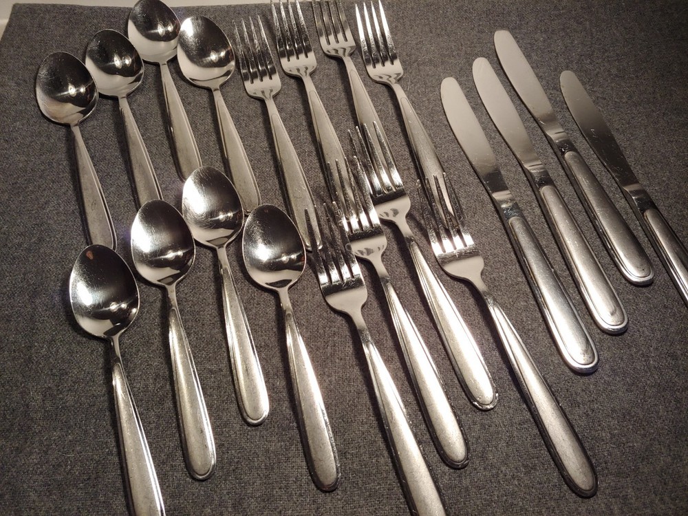 Oneida Peninsula Jordan Castle Flatware Service for 4. Used. 20 Pieces.
