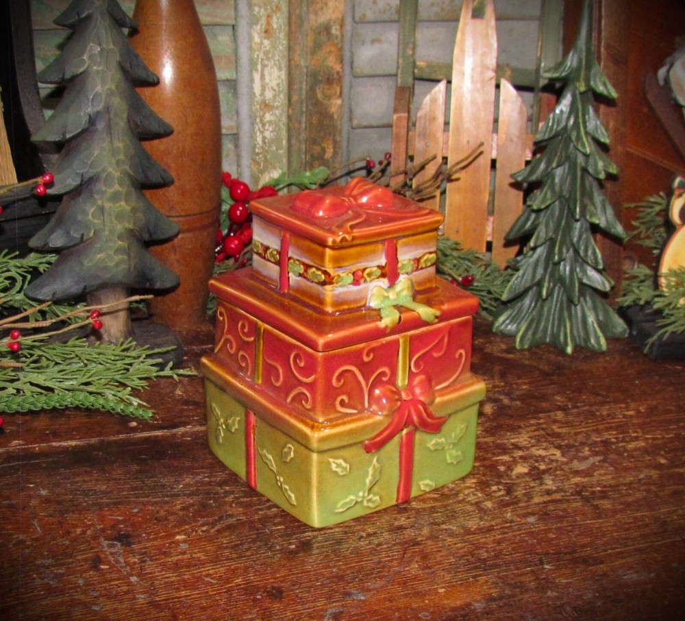 Prim Vtg Glazed Ceramic Christmas Wrapped Gift Present Stack Cookie Jar Gibson ?