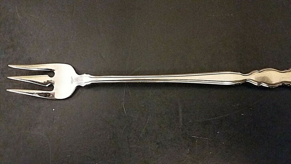 Oneida Valerie stainless cocktail fork 6 1/8"