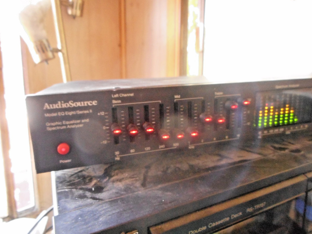 AUDIO SOURCE GRAPHIC EQUALIZER AND SPECTRUM ANALYZER MODEL EQ EIGHT SERIES II