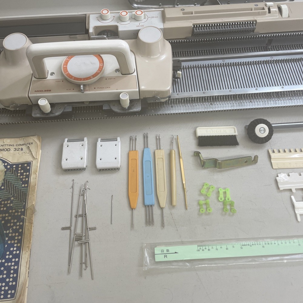 Studio 322 Knitting Machine In Good Condition