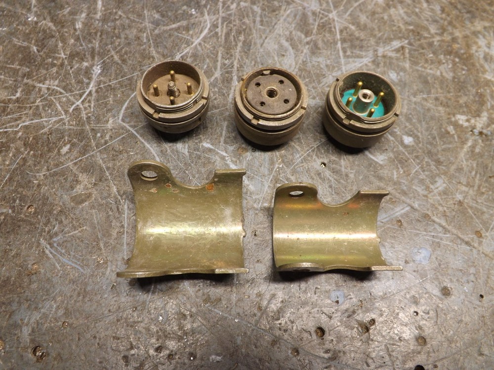 Military 24 VDC power plugs with tools