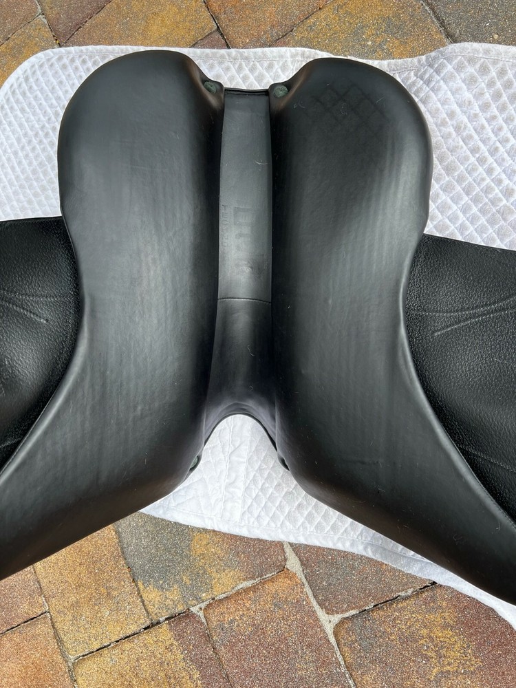 Devoucoux Dressage Saddle 17.5"
