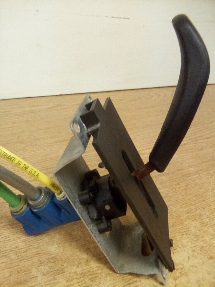 Bendix 7267413 Trailer Brake Control Valve "Handle Has Rust"