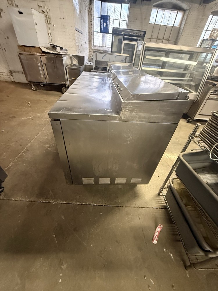 TRUE TPP-67 67” PIZZA PREP TABLE REFRIGERATOR COOLER USED