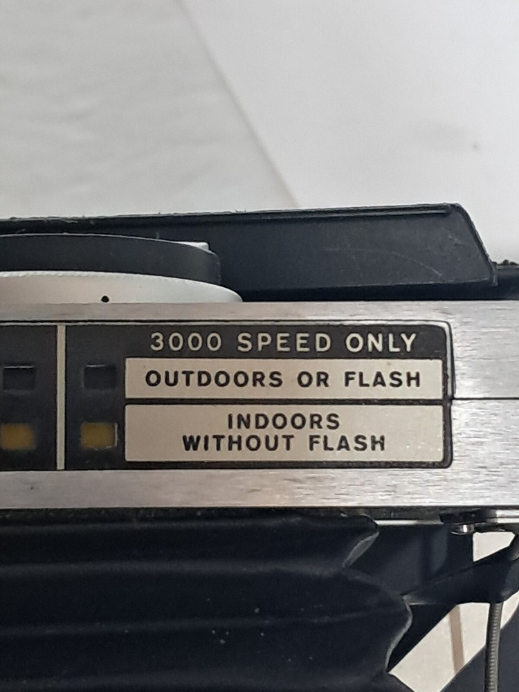 Vintage Polaroid Automatic 250 Camera (e)
