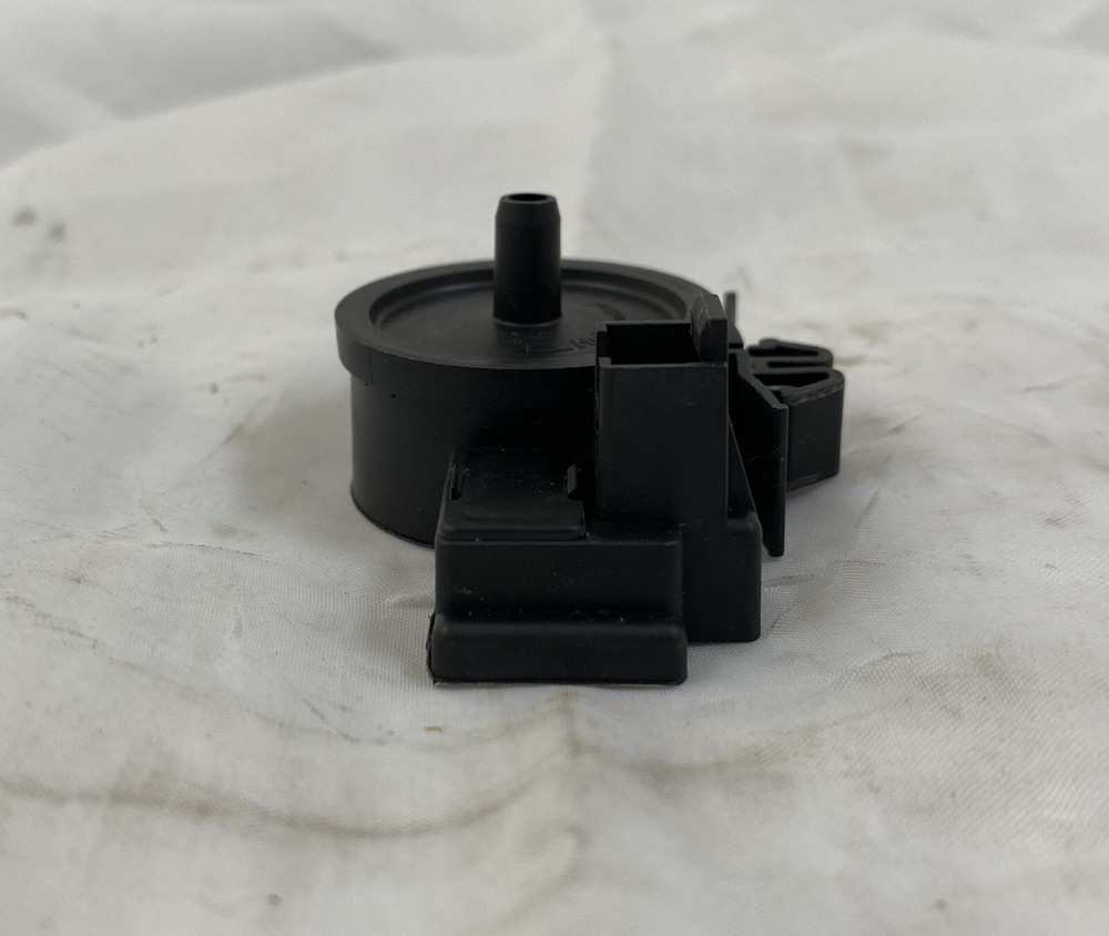 HOBART 775866-202 PRESSURE TRANSMITTER SWITCH, SILVER BACK, USED