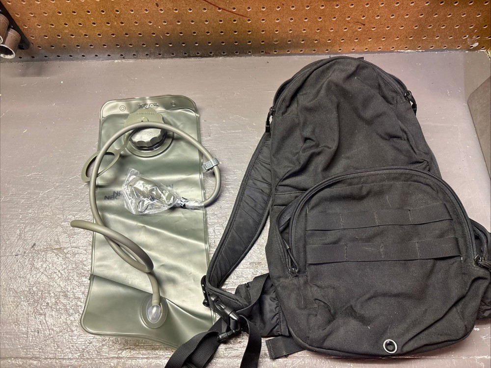 Camelback M.U.L.E MG Hydration System Backpack w/new Bladder 100 oz 3 Liter Blk