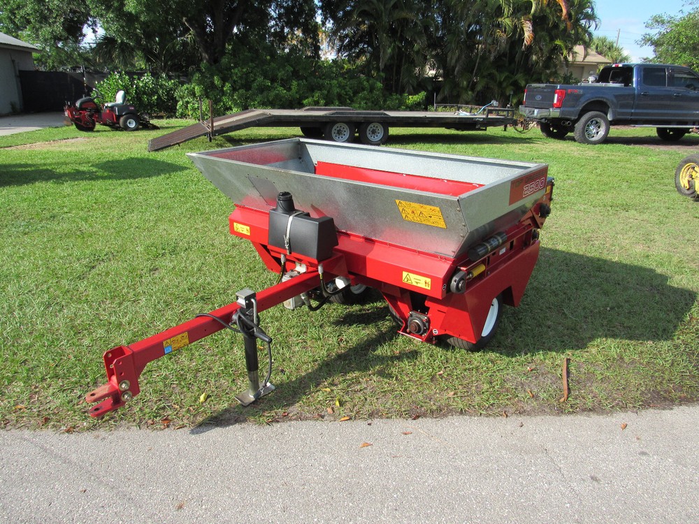 2017 Toro 2500 Top Dresser Self Contained Sand Spreader Pull Type Model #44507