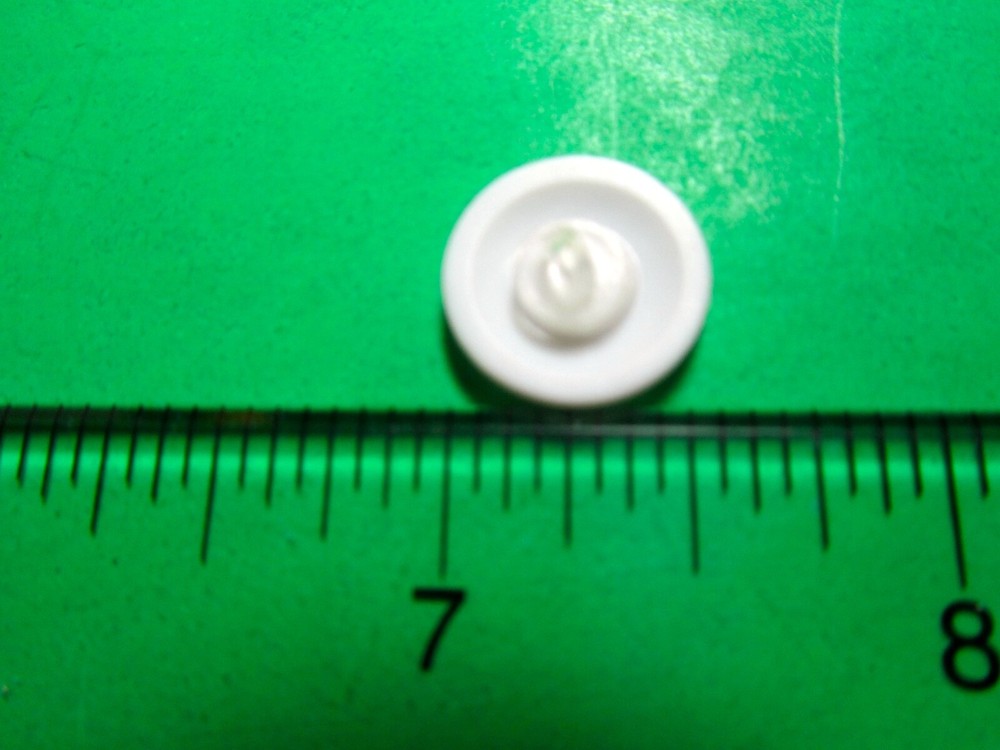 (1) VINTAGE 9/16" BEATRIX POTTER PETER RABBIT PLASTIC APPLIED SHANK BUTTON (Z82)