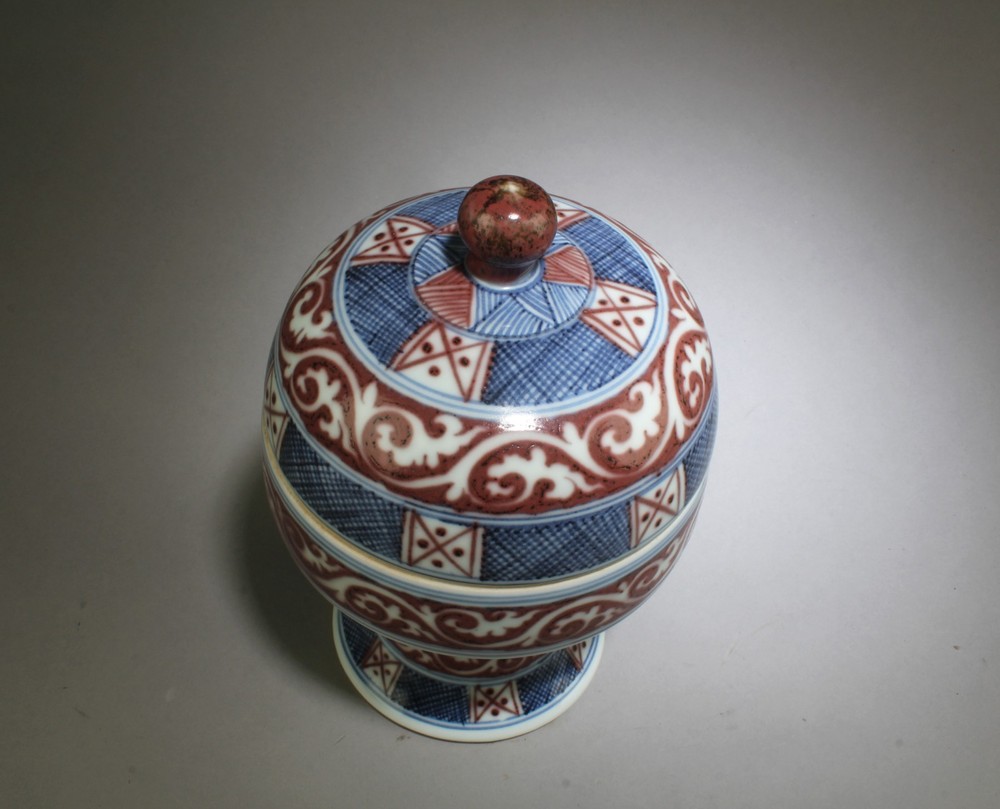 A Porcelain Stem Round Container. 'XuanDe' mark