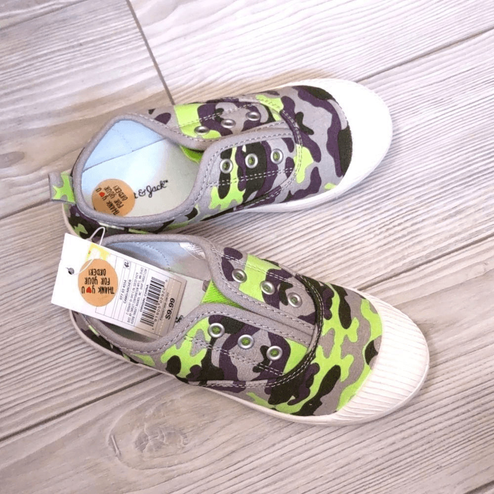 (17-4019) Cat & Jack Archer Size 12