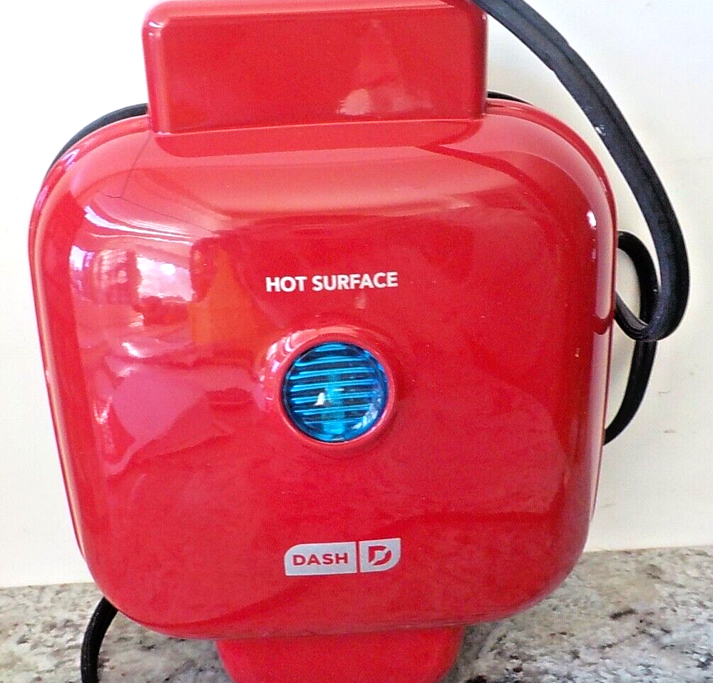DASH RED Egg Bite Maker Fast Heating w/ 4 Silicone Molds & Recipe Guide