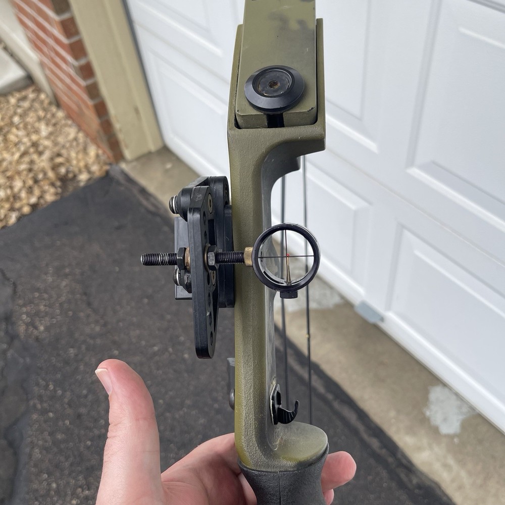 Vintage Bear archery whitetail II compound bow 39" string length