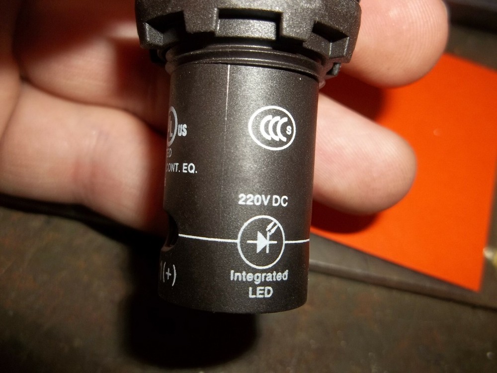 ABB CL-520R PILOT INDICATOR LIGHT RED 220 VDC (BIN115)