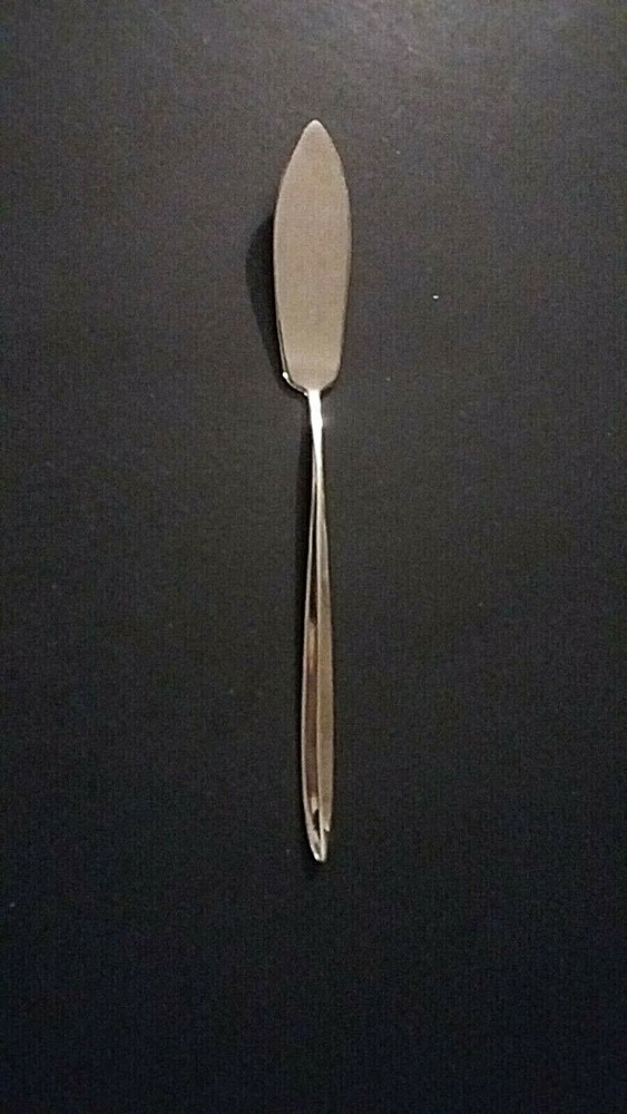 Oneida Essence stainless 8 5/8" Master Butter Knife