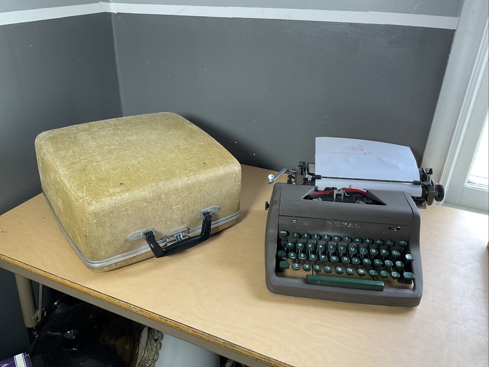 Royal Quiet De Luxe (Deluxe) Manual Typewriter with Carrying Case working