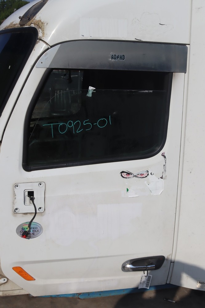 2013-2020 PETERBILT 579 FRONT LEFT DRIVER SIDE DOOR COMPLETE WHITE OEM