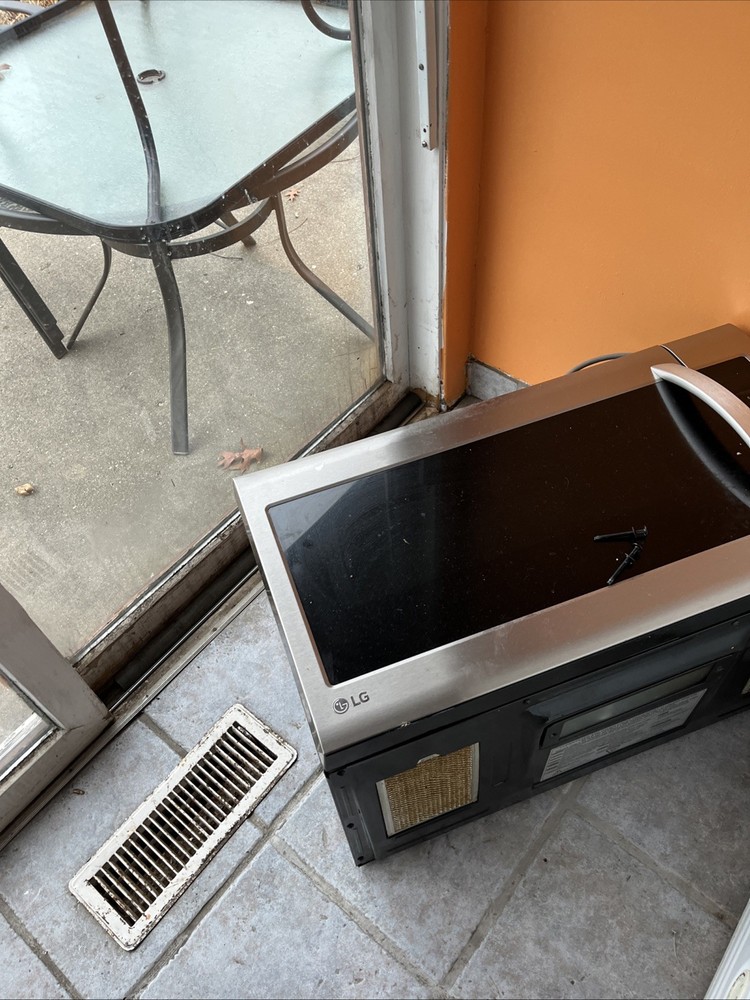 Overheard Microwave with Ventilation and Air Circulation