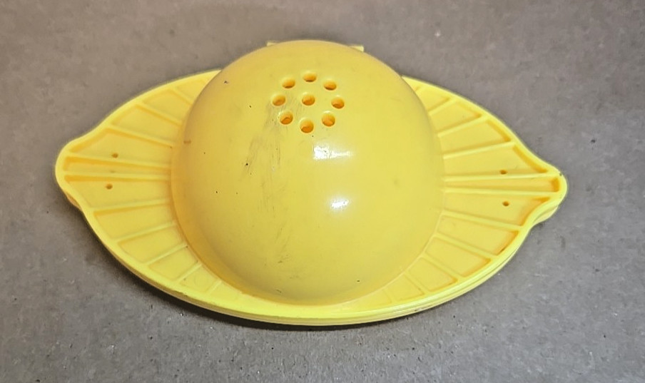 Handheld Lemon/Lime Squeezer/Juicer Press; Yellow Plastic; 6"x4"